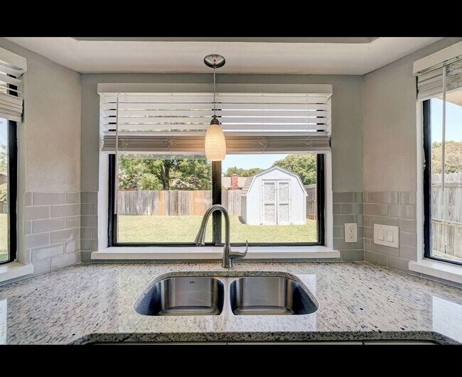 Building Photo - Beautiful newly remodeled home located in ...