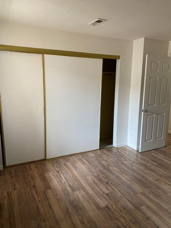 Building Photo - 2nd Floor 1bed/1bath with Laundry and Parking!