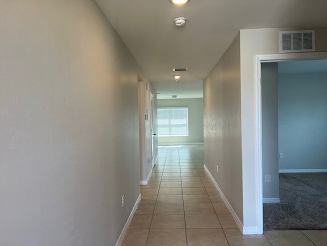 Building Photo - AVAILABLE NOW- 4 Bedroom -2 Bathrooms NE Cape Coral- Gator Circle Area