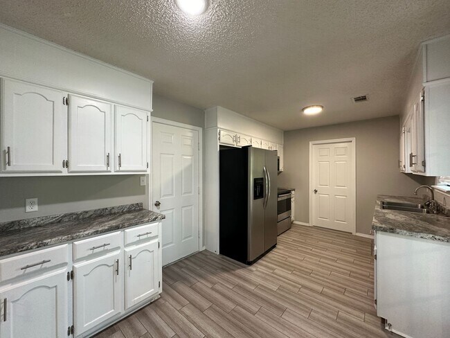 Building Photo - Cozy Elegance: Beautiful 2 Bed, 2.5 Bath H...