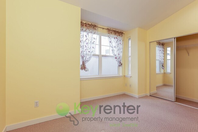 Building Photo - Sophisticated Seattle Home with Stunning Interiors