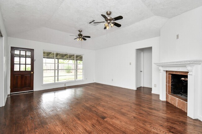Building Photo - 10131 Kent Towne Ln