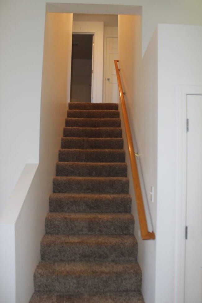 Building Photo - 4 bedroom, 2.5 bath home in quiet Scappoose neighborhood