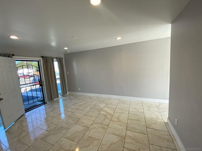 Building Photo - 4384 Clairemont Dr