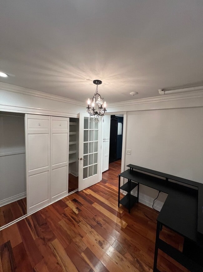 Building Photo - 2437 N Francisco Ave