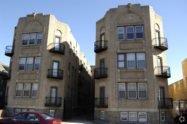 Building Photo - Queens Court Apartments