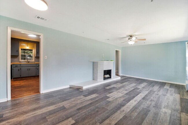 Building Photo - Charming 4 Bedroom Pensacola Rental in a Convenient Location!