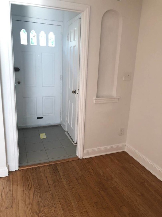 Building Photo - 166 Langham St