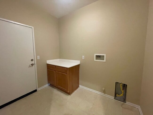 Building Photo - Three Bedroom Two Bathroom Condo in Lake E...