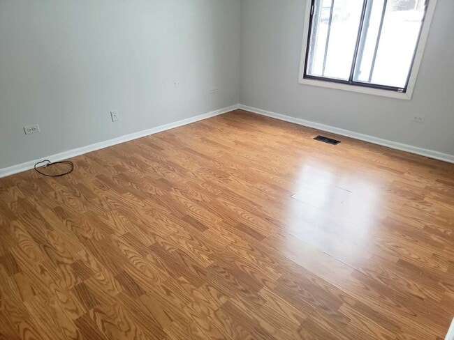 Building Photo - 877 Cross Creek Dr W