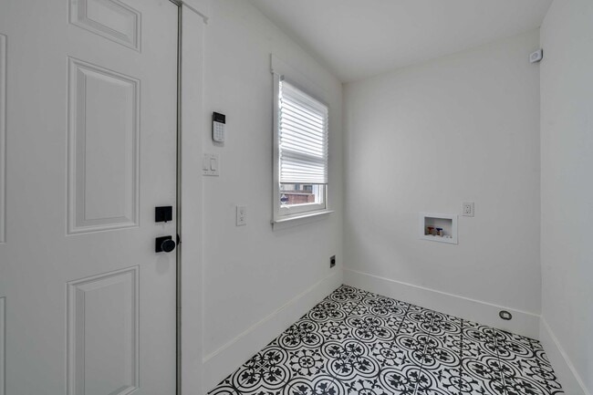 Building Photo - Fully Updated 2BR/2BA Victorian with Priva...