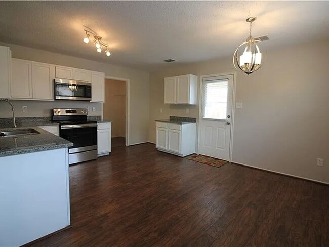 Building Photo - 3 Bedroom 2 bath home!