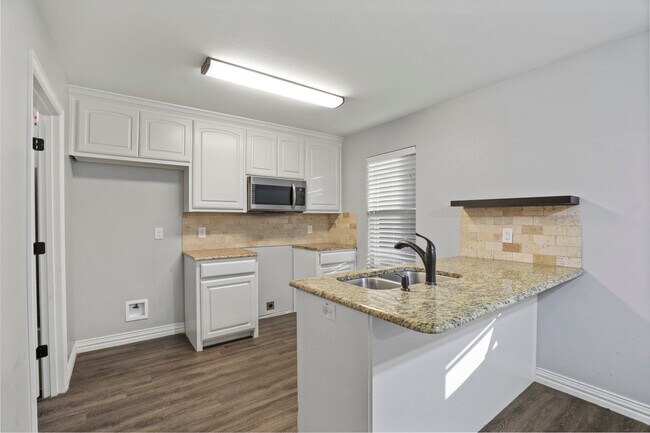 Building Photo - 401 Maple Row