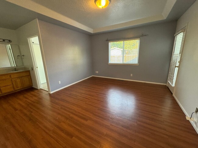 Building Photo - Beautiful 3 Bedroom In Eugene MOVE IN SPEC...