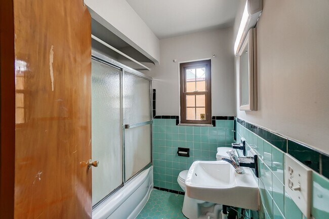 Building Photo - 347 Darrow Ave