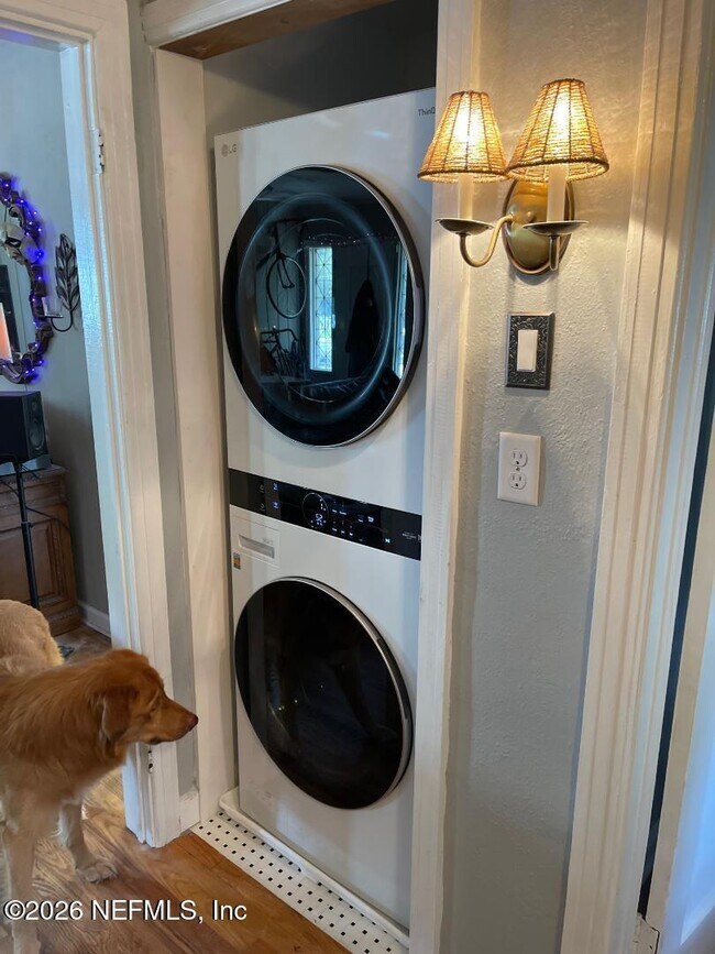 Building Photo - 1337 Menna St