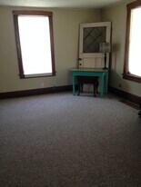 Building Photo - 816 W 7th St