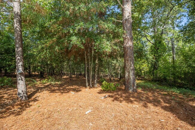 Building Photo - "Charming 3-Bedroom Retreat with Granite Touches and Cozy Fireplace on Winchester Rd!"
