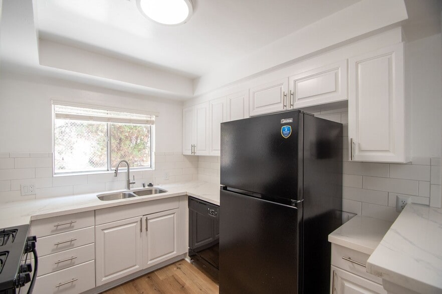 Building Photo - 14706 Dickens St