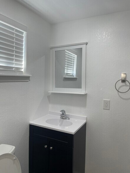 Building Photo - 207 S Sabinas St