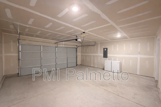 Building Photo - 2050 Elmridge Rd