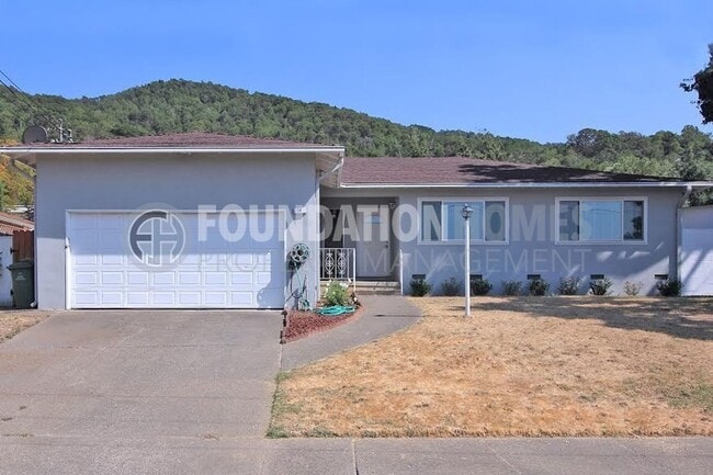 Building Photo - Santa Venetia Charmer 3BD+/2BA-Pool- FOUND...