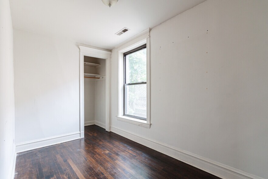 Building Photo - 910 W Belle Plaine Ave