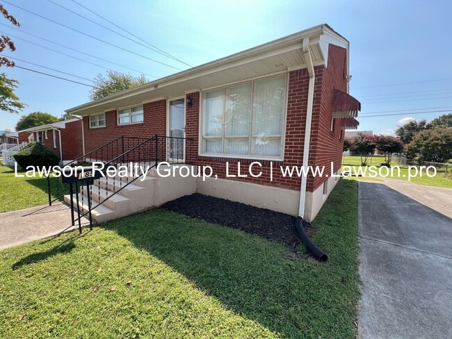 Building Photo - Pristine Brick Ranch with Covered Back Patio!