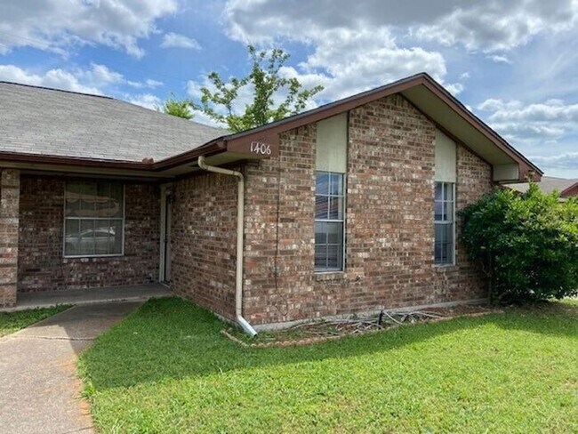 Building Photo - Two bedroom duplex for rent in Irving !