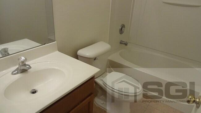 Building Photo - Beautiful split floorplan in a great neigh...