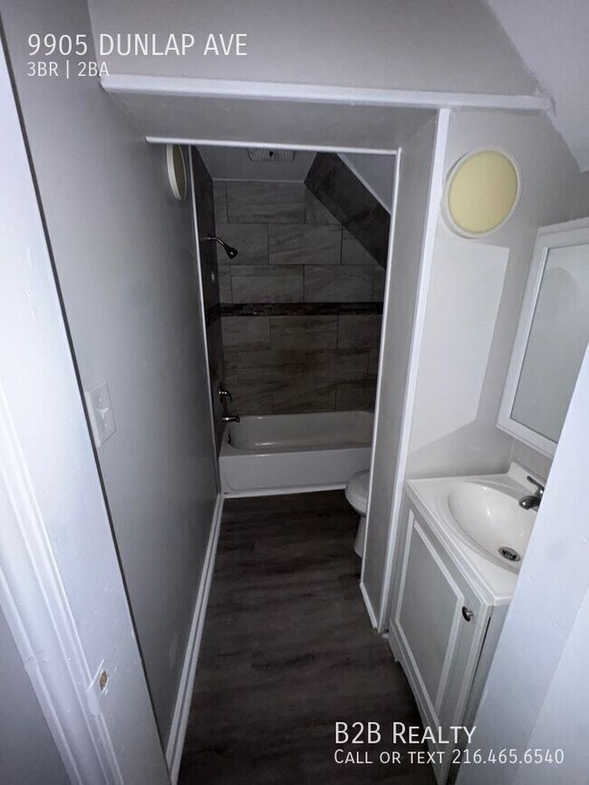 Building Photo - 9905 Dunlap Ave