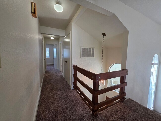 Building Photo - 3 bedroom condo w/2 car garage!