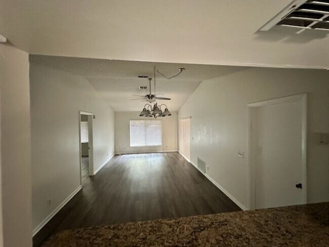 Building Photo - Beautiful home with backyard!