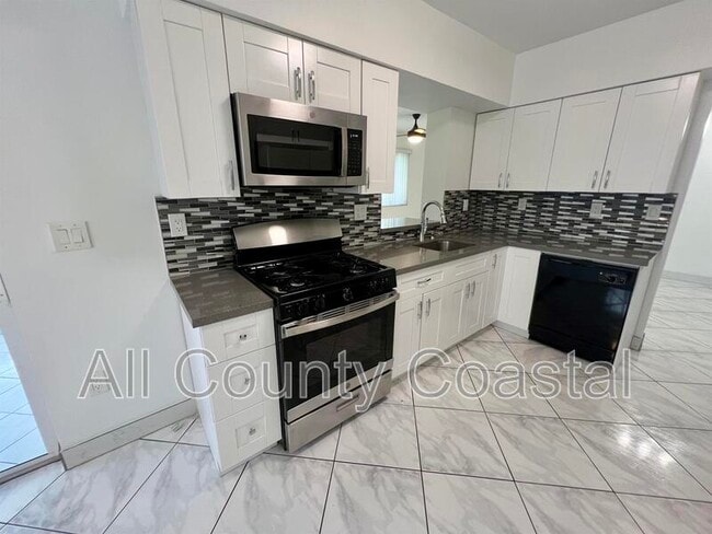 Building Photo - 8640 Wilshire Dr