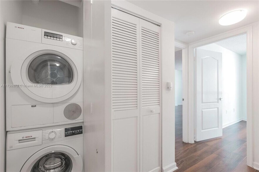 Building Photo - 1756 N Bayshore Dr