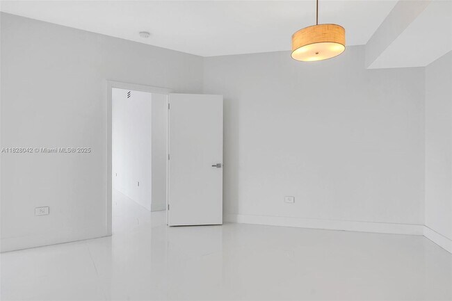 Building Photo - 888 Brickell Key Dr