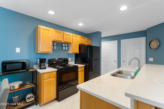 Building Photo - 3350 Club Villas Dr