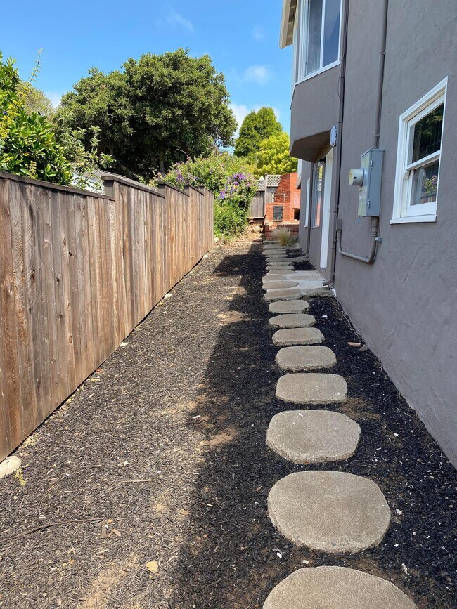 Building Photo - Elegant Kensington living with comfort, character, and scenic appeal