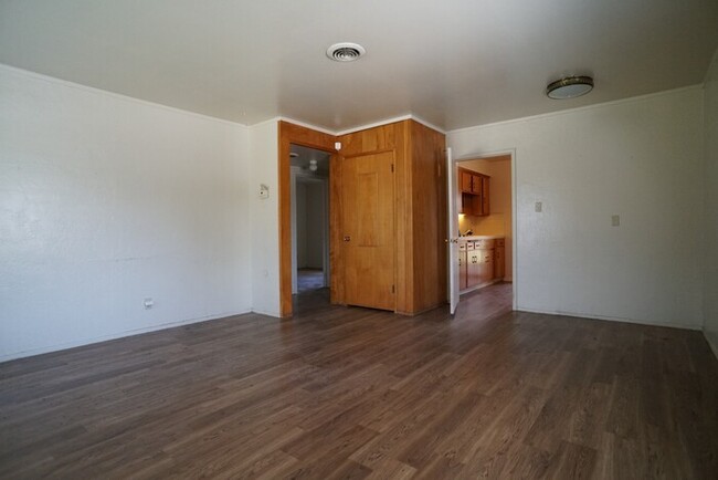 Building Photo - Single-story, spacious 2 bed condo, 1 bath...