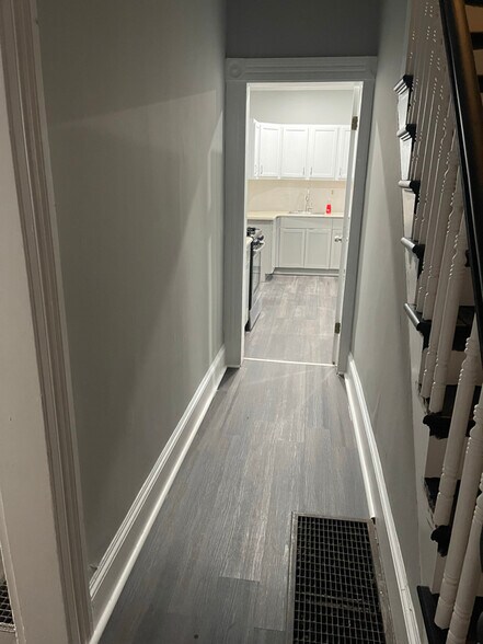 Building Photo - 595 William St