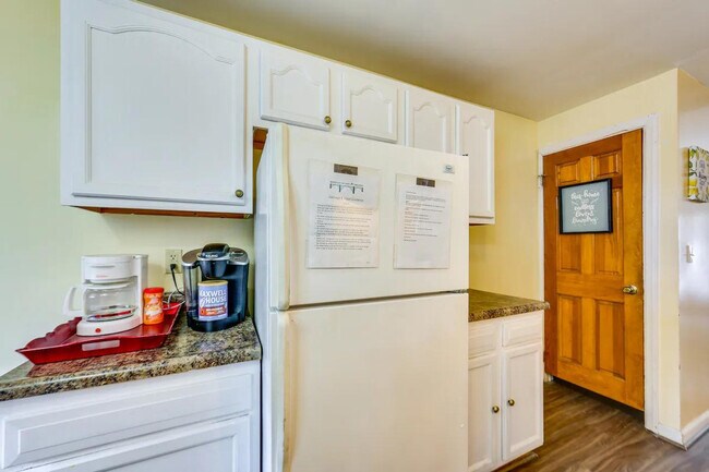 Building Photo - 504 Center St