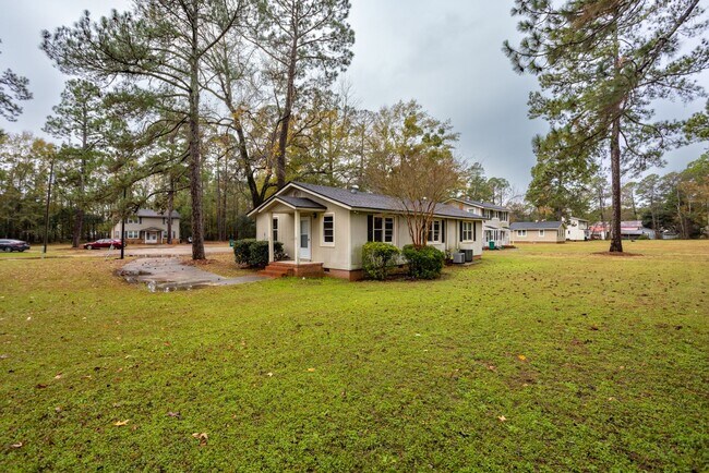 Building Photo - Welcome to this beautiful 1 bedroom and 1 bath unit in a stellar location!