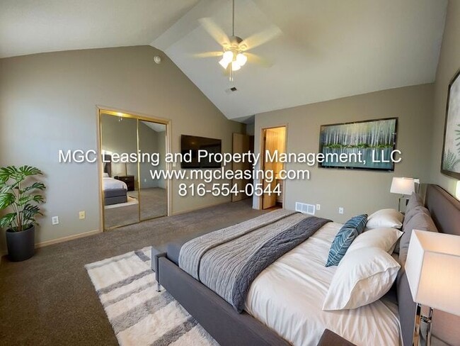 Building Photo - Harrisonville 2 Bedroom 2.5 Bath Townhome!