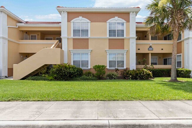 Building Photo - Beautiful furnished 2/2 unit available now...
