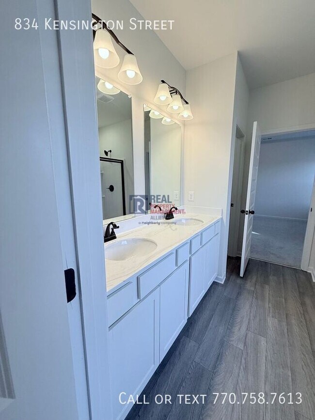 Building Photo - 834 Kensington St