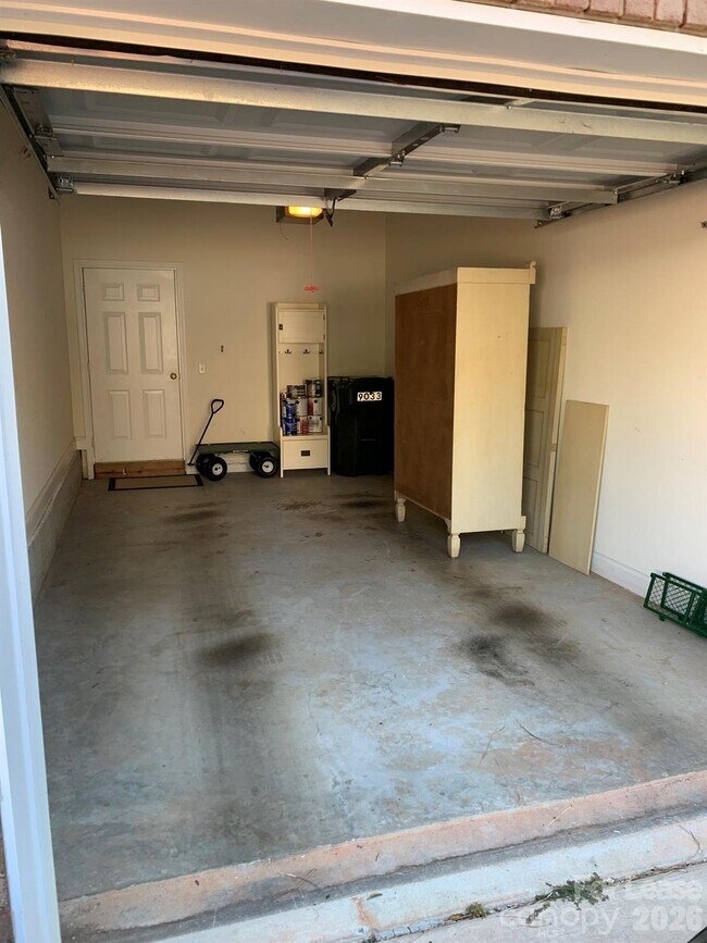 Building Photo - 9033 Rosalyn Glen Rd