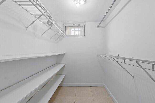 Building Photo - 5712 Broadway