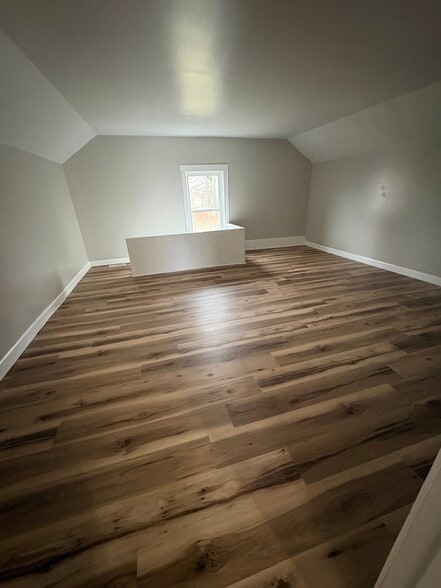 Building Photo - 205 S Broadway St