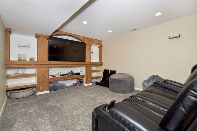 Building Photo - Spacious 2-Story with Mountain Views School District-20