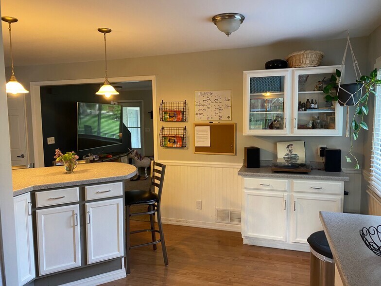 Kitchen - 4602 Vettelson Rd